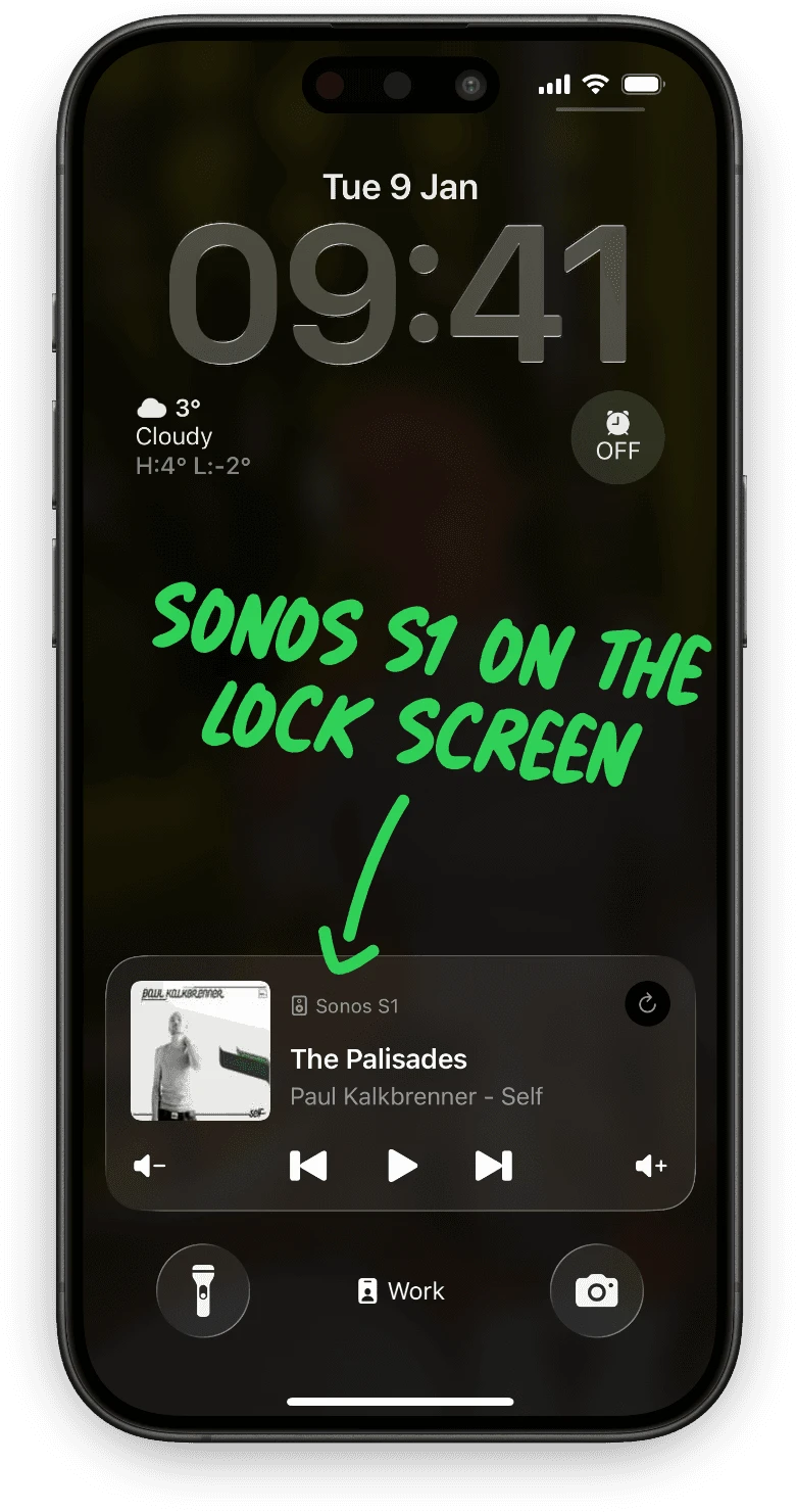Ein iPhone-Sperrbildschirm mit einem Lyd-Widget, das den Raum Sonos S1, einen Titel von Paul Kalkbrenner sowie Wiedergabe- und Lautstärketasten zeigt, beschriftet mit „Sonos S1 on the Lock Screen“