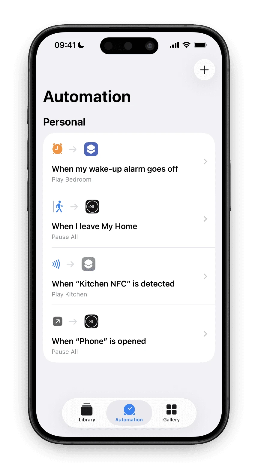 Der Automation-Tab von Apples Kurzbefehle-App mit vier persönlichen Automationen: Wecker spielt das Schlafzimmer, Verlassen des Hauses pausiert alle, ein Küchen-NFC-Tag spielt die Küche, das Öffnen der Telefon-App pausiert alle