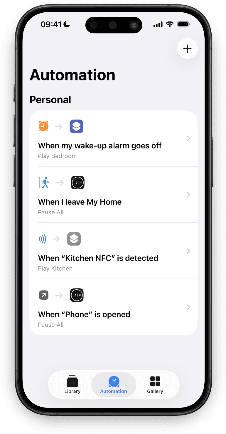 Ein iPhone in der Kurzbefehle-App auf dem Tab „Automation“ mit vier Automationen für Sonos: Weckruf, Verlassen des Zuhauses, ein NFC-Tag und das Öffnen einer App