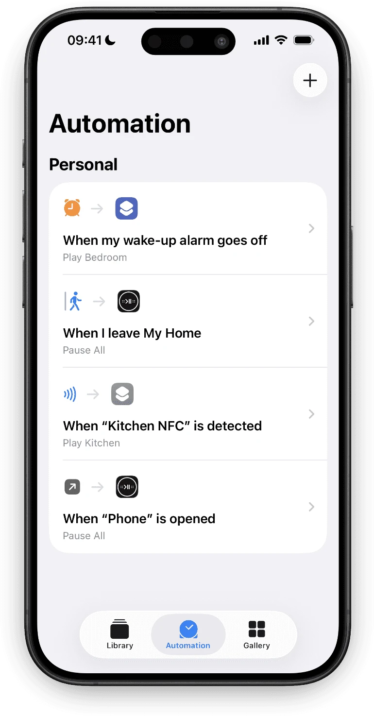 Ein iPhone in der Kurzbefehle-App auf dem Tab „Automation“ mit vier Automationen für Sonos: Weckruf, Verlassen des Zuhauses, ein NFC-Tag und das Öffnen einer App
