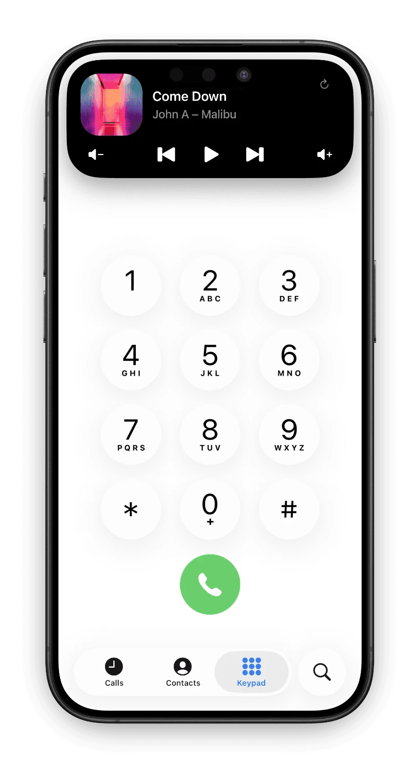 Die aufgeklappte Dynamic Island auf einem iPhone mit der Wiedergabesteuerung von Lyd über der Tastatur der Telefon-App